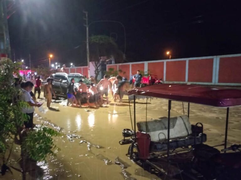 Máncora: intensa lluvia nocturna provoca daños y apagón en el balneario