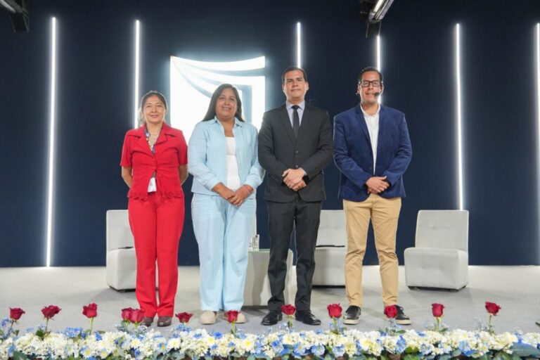 Egresados de la UCV Piura se conectan con el mundo laboral en encuentro que impulsa talento vallejiano