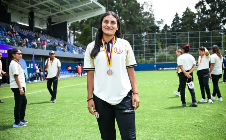 Merli Calle ficha por Universitario