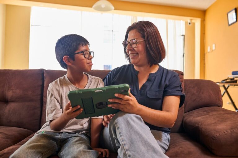 9 de cada 10 hogares liderados por mujeres cuentan con acceso a internet fijo o móvil