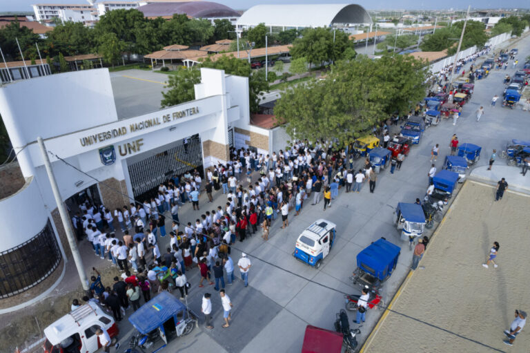 Más de 700 jóvenes participaron con la expectativa de alcanzar una vacante.