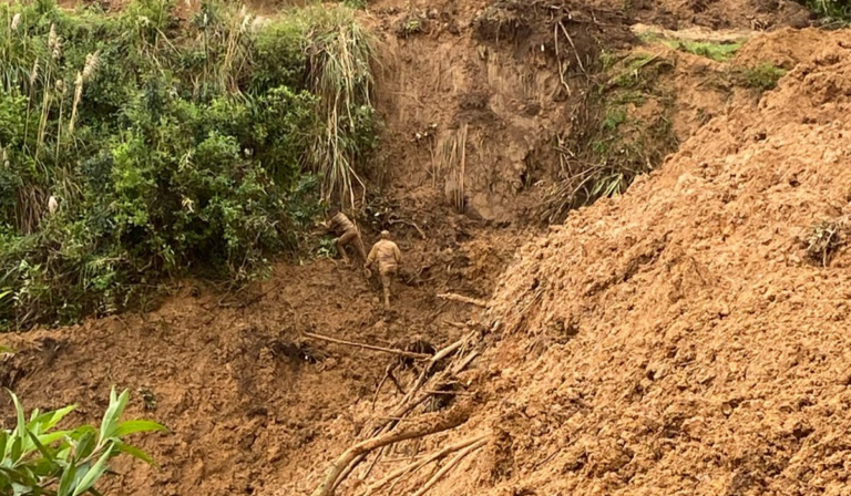Deslizamiento en Ayabaca sepulta vehículos con pasajeros en Chiclarume: dos salieron con vida y otros continúan desaparecidos