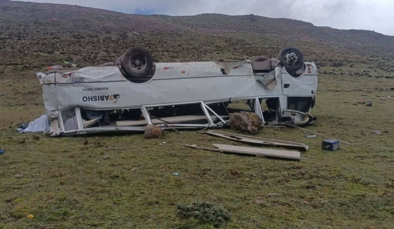 Volcadura de bus deja al menos 8 muertos y 12 heridos en ruta hacia el nevado Rajuntay El bus cayó por una pendiente de aproximadamente 80 metros.