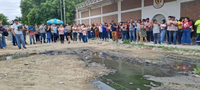A pocos días del inicio de clases, desagües colapsados afectan acceso a colegio Madre del Buen Consejo