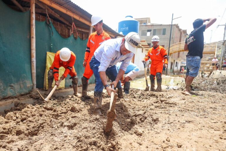 Gobierno intensifica trabajos de limpieza y atención a damnificados por lluvias en Piura