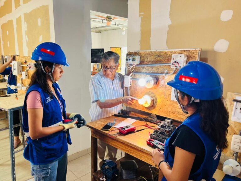 Mujeres electricistas llevan la teoría al campo y transforman un hogar en aula de aprendizaje
