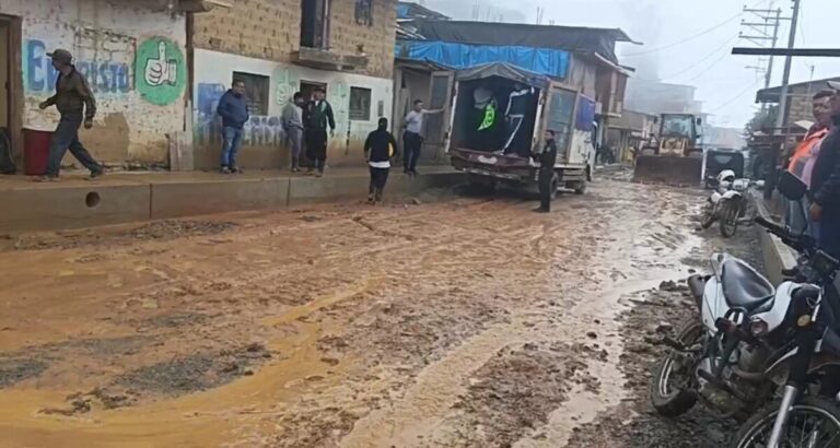 Evacúan viviendas en Ayabaca tras deslizamiento que dejó una joven fallecida