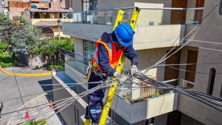 Enosa alerta sobre riesgos por cables en desuso y pide a usuarios exigir su retiro a operadoras Este descuido no solo genera contaminación, sino también cortocircuitos y potenciales accidentes.