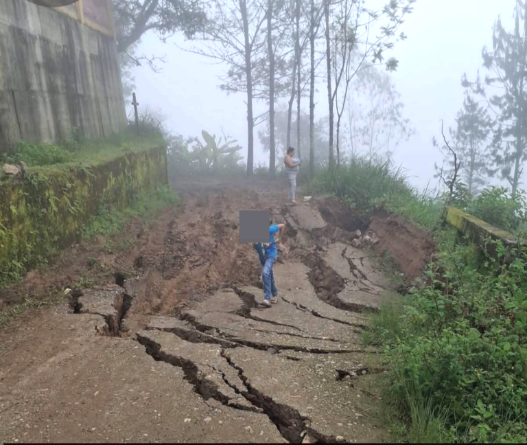 Colapsa puente en Santo Domingo y deja sin acceso a colegio en Morropón
