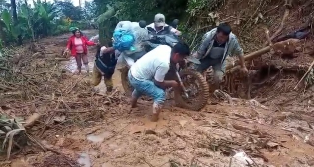 Profesores arriesgan su vida para llegar a colegios en zonas afectadas por lluvias
