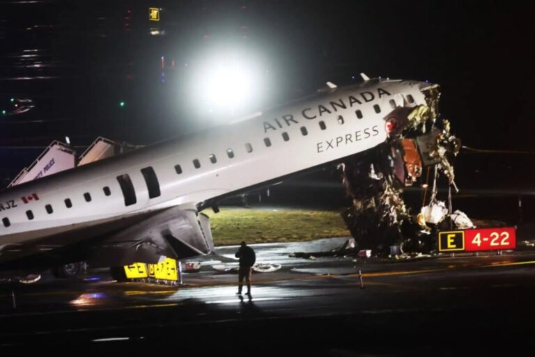 Accidente en aeropuerto de Nueva York deja dos muertos y más de 40 heridos Accidente en aeropuerto de Nueva York deja dos muertos y más de 40 heridos