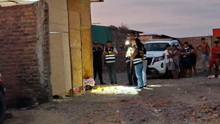 Doble crimen en Sullana: obreros son asesinados a balazos en el interior de su vivienda Vecinos de la zona reportaron haber escuchado más de 15 disparos.