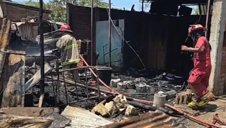 Tres familias claman ayuda tras devastador incendio en Catacaos Tres familias claman ayuda tras devastador incendio en Catacaos