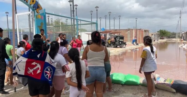 Desborde de laguna de oxidación afecta a más de 100 personas en Sechura