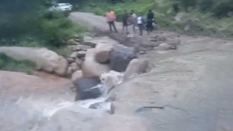 Sapillica queda aislado tras activación de quebrada por intensas lluvias en Ayabaca