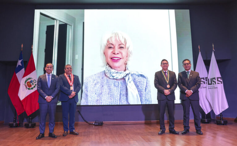 La Universidad Señor de Sipán (USS) dio inicio oficial a su Año Académico 2026 con una ceremonia solemne que destacó por su profundidad reflexiva y proyección humanista, teniendo como invitada principal a la reconocida escritora chilena Isabel Allende, quien participó de manera virtual ante toda la comunidad universitaria que incluyó, además de la sede de Chiclayo, las filiales de Piura, Trujillo y Lima.