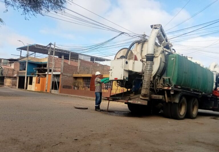 EPS Grau interviene en el A.H. San Martín tras afloramientos de aguas residuales.