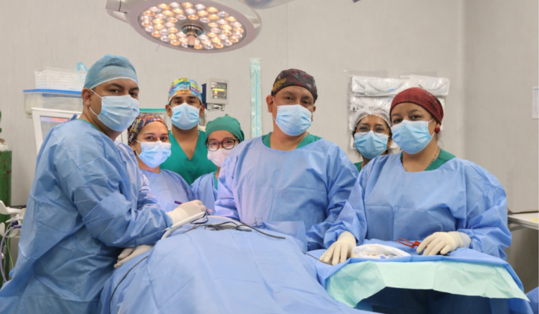 El equipo médico optó por una maxilectomía subtotal izquierda tipo IIB mediante el abordaje Weber-Ferguson.