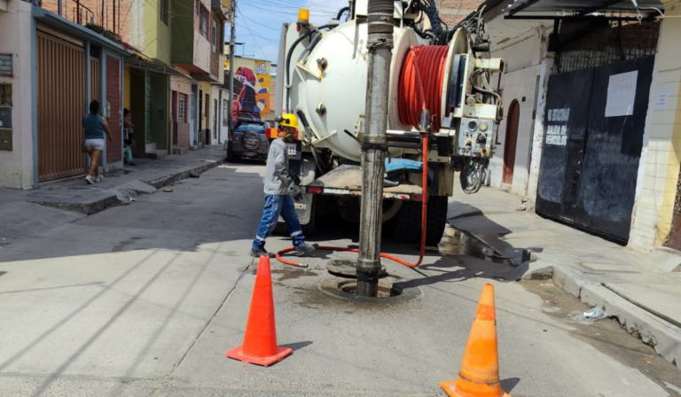 Mantenimiento correctivo permitió normalizar la evacuación de aguas residuales en el Cercado Urbano.