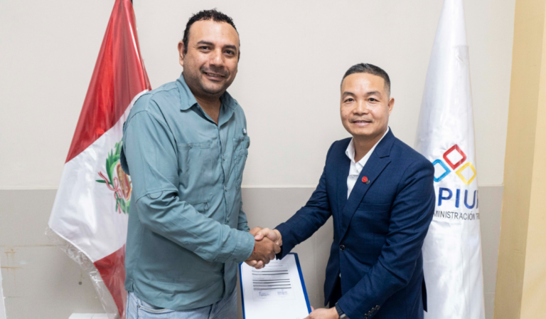 El acto de firma se desarrolló en la sede del SAT Piura con la participación de representantes de ambas instituciones.