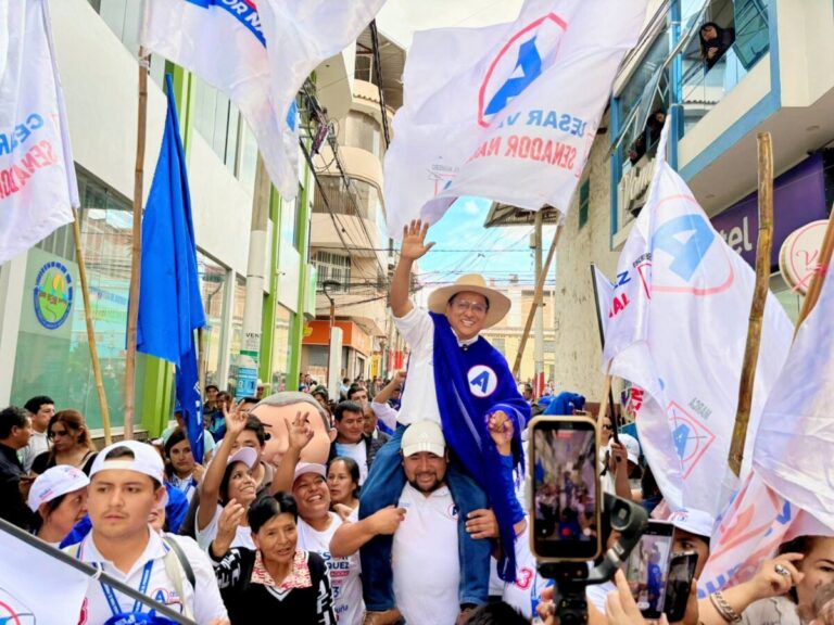 Candidato al Senado, César Vásquez, supervisa hospitales impulsados durante su gestión ministerial