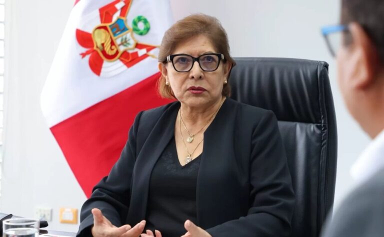 Congreso cita a ministra de Educación por crisis en financiamiento de becas