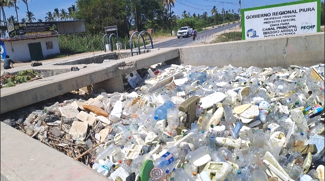 Canal de riego en La Arena se convierte en foco de contaminación pese a constantes reclamos