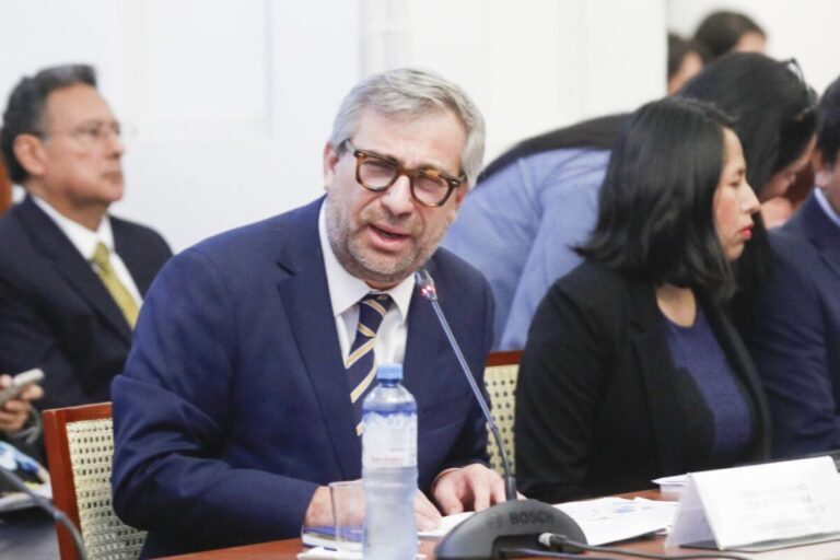 Fiscalía cita a Piero Corvetto para entrega de pasaporte en investigación por Elecciones 2026