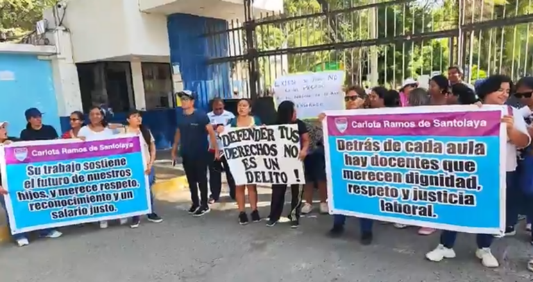 Padres de familia reclaman pago pendiente a docentes y mejores condiciones en colegio Carlota Ramos