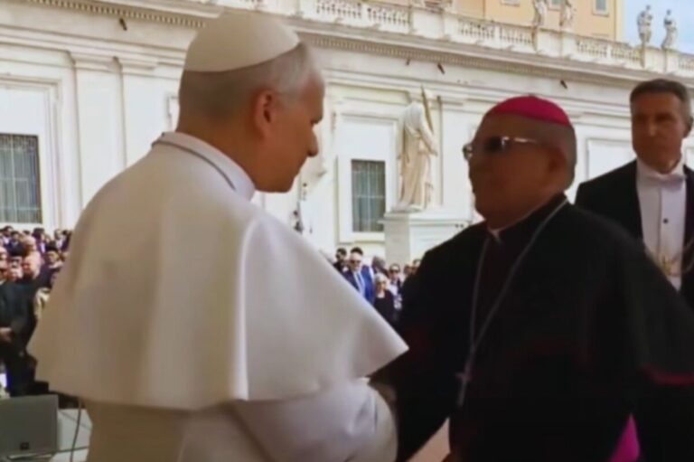 Arzobispo Luciano Maza visita al Papa León XIV y lo invita a visitar Piura y Chulucanas