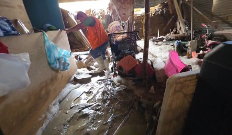 El agua servida ingresó con fuerza a varias casas, mientras que el intenso olor obligó a algunos moradores a usar mascarillas