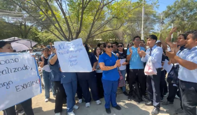 Los docentes indican que han presentado varios documentos para viabilizar sus pagos, pero no obtienen respuesta.