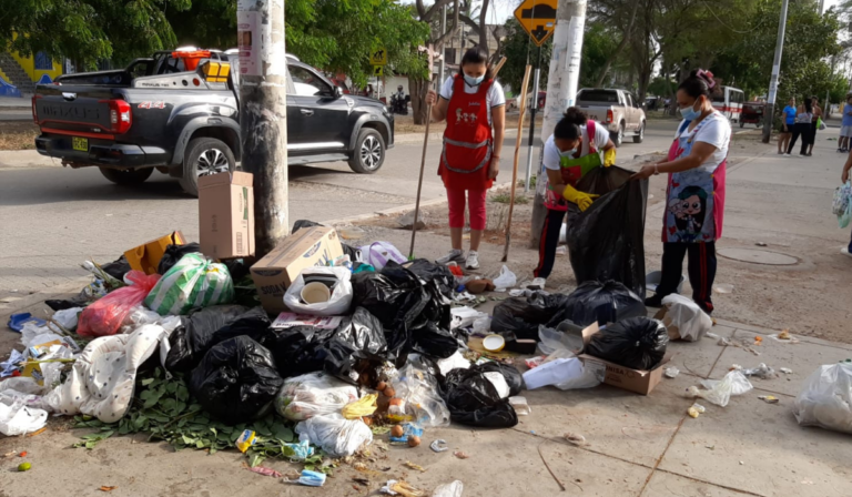 Los docentes denunciaron que, a diario, algunos moradores de Los Tallanes arrojan sus desperdicios en la esquina del colegio.