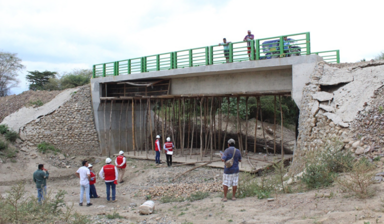 El puente presenta una diferencia de nivel de 3.70 metros respecto a la carretera.