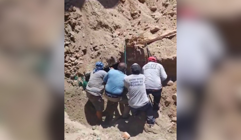 Vecinos de la zona acudieron al lugar para ejecutar las labores de rescate