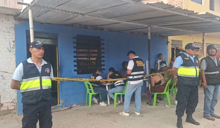 Sicarios graban asesinato de comensal en Sullana En las imágenes difundidas en las redes sociales se observa la llegada del sicario, quien alista su arma en segundos y dispara en ráfaga contra su víctima.