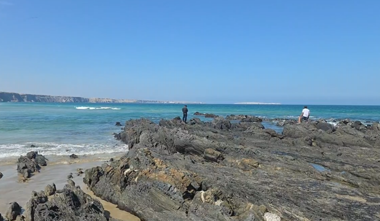 Por causas que todavía son investigadas, habrían sido arrastrados por la fuerza de las olas de la playa Los Cangrejos.
