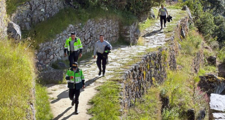 Turista extranjero desaparece tras caer a abismo en ruta hacia Machu Picchu Turista extranjero desaparece tras caer a abismo en ruta hacia Machu Picchu