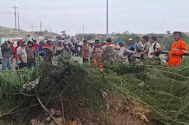 Agricultores cuestionan ausencia de congresistas piuranos en paro agrario: «Ninguno se ha presentado acá» Agricultores cuestionan ausencia de congresistas piuranos en tercer día del paro agrario: "Ninguno se ha presentado acá"