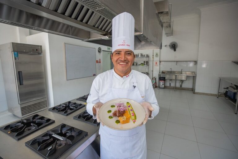 Becario piurano trabajó como chef en Alemania y hoy enseña en instituto de su región Becario piurano trabajó como chef en Alemania y hoy enseña en instituto de su región