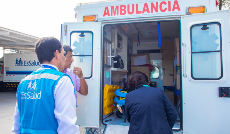 EsSalud entrega moderna ambulancia al CAP III Castilla para fortalecer atención de emergencias en Piura La moderna ambulancia, de marca Toyota, está equipada con tecnología de soporte vital avanzado para brindar atención especializada durante el traslado de pacientes.