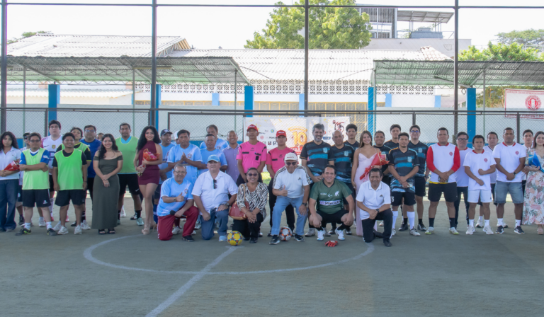 Todos los equipos participantes de la jornada deportiva se reúnen para dar inicio oficial al torneo, en el marco del décimo aniversario de Walac Noticias en Piura.