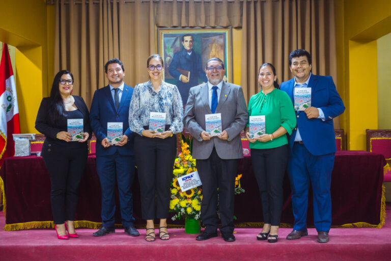 Catacaos presenta libro que rescata su historia y cultura por el Bicentenario del distrito La publicación reúne investigaciones de cinco especialistas sobre el pasado, el idioma, la gastronomía, el turismo y las tradiciones de la Villa Heroica en el marco de sus 200 años de creación política.
