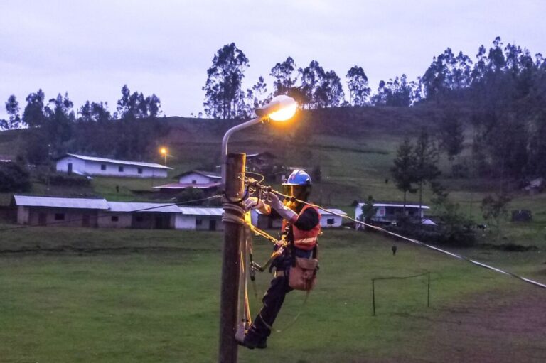 Buscan llevar energía eléctrica a más comunidades de Piura con plan de electrificación rural Buscan llevar energía eléctrica a más comunidades de Piura con plan de electrificación rural
