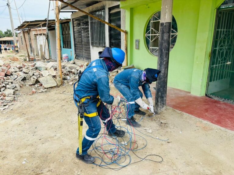 ENOSA decomisó 1300 metros de cable clandestino tras operativo en asentamientos de Piura ENOSA decomisó 1300 metros de cable clandestino tras operativo en asentamientos de Piura