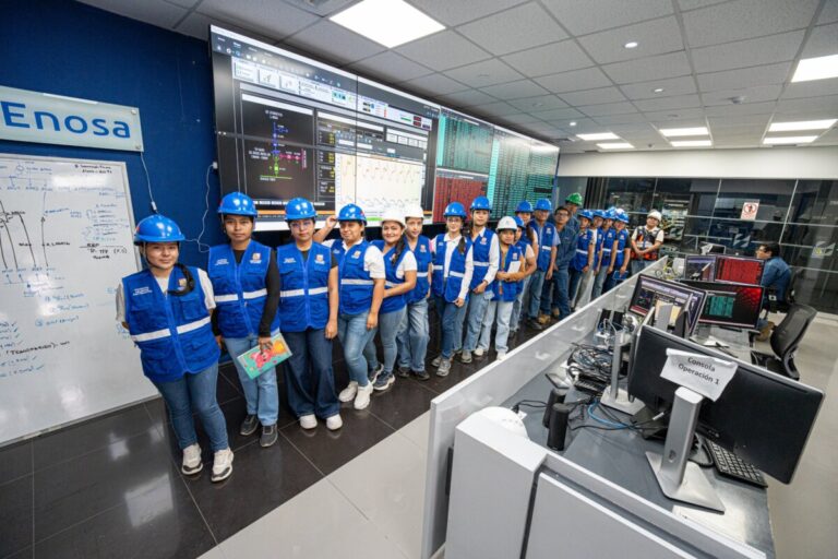 “Mujeres Electricistas” fortalecen sus conocimientos en centro de operaciones de ENOSA La visita permitió conocer el funcionamiento del sistema eléctrico, el monitoreo de redes y los procesos que garantizan la continuidad del servicio en la región.