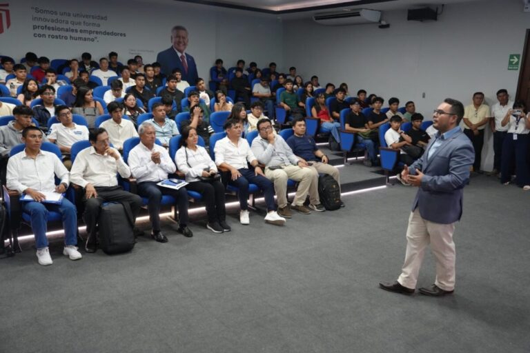 Futuros ingenieros de la UCV fortalecen conocimientos en sostenibilidad e innovación industrial La actividad, organizada por la Dirección Regional de la Producción en la Universidad César Vallejo, abordó compromisos ambientales y nuevas tendencias de la industria alimenticia piurana.