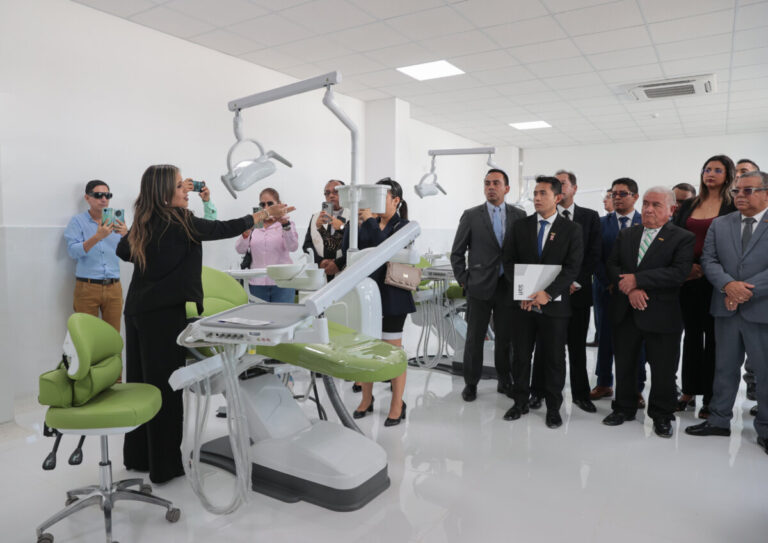 Universidad Señor de Sipán marca su aniversario con avances en ciencia, tecnología y educación La casa de estudios incorporó robots humanoides, habilitó modernos espacios para la enseñanza, distinguió al médico José Eduardo Gotuzzo y fortaleció su presencia en Lima, Trujillo y Piura.