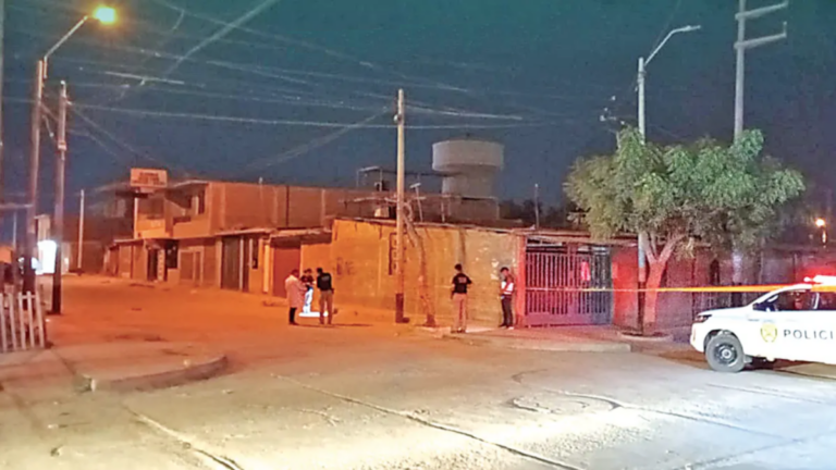 Mototaxista de 20 años queda grave tras ataque a balazos en paradero de Veintiséis de Octubre La víctima, de 20 años, recibió cuatro impactos de bala cuando se encontraba en un paradero de mototaxis. La Policía investiga el caso y no descarta que se trate de un presunto ajuste de cuentas.