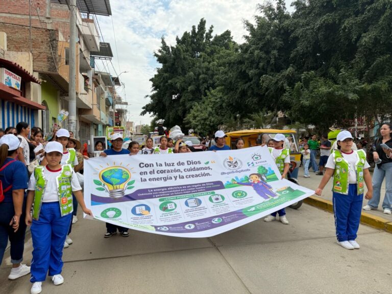 Aprendiendo con Energía: escolares llevan mensaje de conservación y consumo responsable durante pasacalle en Sullana Escolares de cuatro instituciones educativas promovieron el cuidado del entorno, el reciclaje y el uso responsable de la energía durante una jornada organizada por la UGEL Sullana.